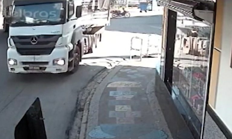 VÍDEO | Pneu de carreta estoura e derruba motociclista em Guaçuí