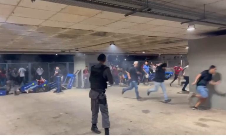 VÍDEOS | Torcedores do Flamengo invadem estádio e entram em confronto com a PM