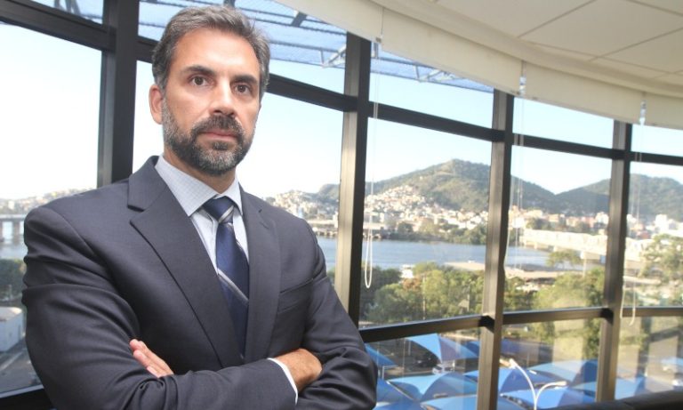 Vigaristas usam muleta e até simulam a morte para enganar o INSS