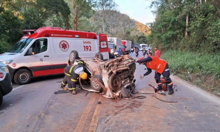 Acidente entre caminhão e carro deixa quatro pessoas feridas na BR-262