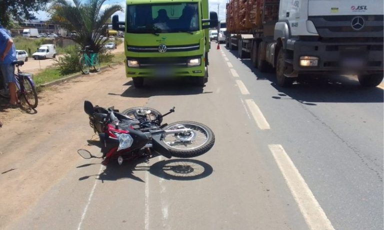 Acidente entre viatura da Polícia Civil e moto deixa um morto na BR-101 no ES