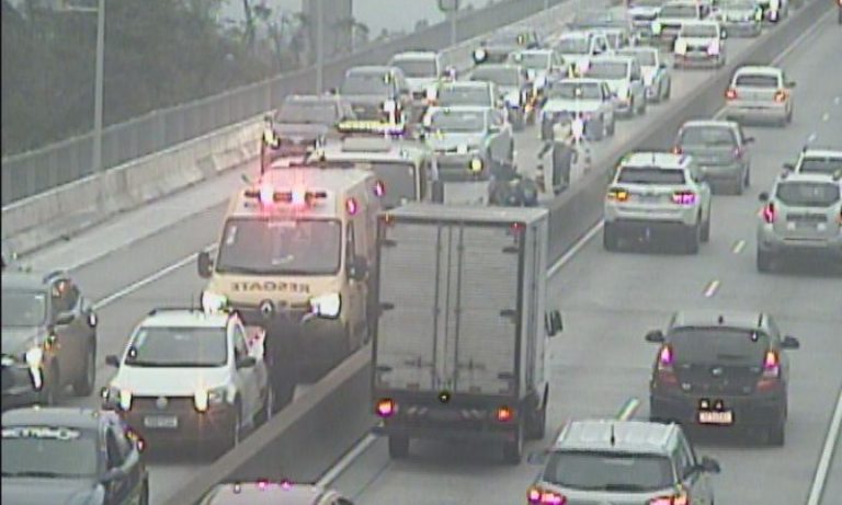 Acidente envolvendo dois carros e uma moto interdita pista da Terceira Ponte