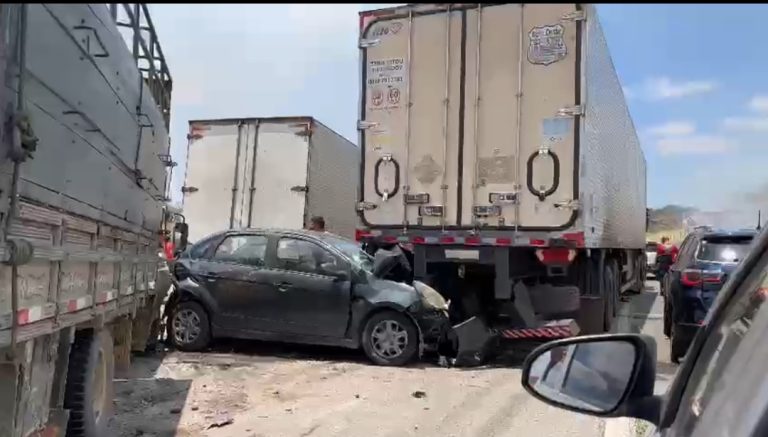 Acidente na BR – 232 deixa feridos e complica trânsito na rodovia nesta quarta