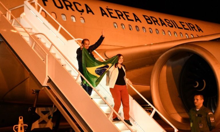 Avião da FAB com 211 brasileiros resgatados em Israel pousa em Brasília