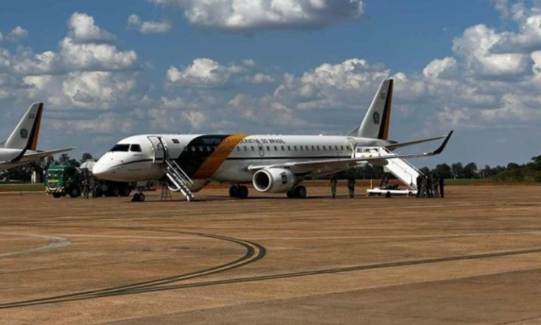 Avião da Presidência da República decola para tentar resgatar brasileiros de Gaza