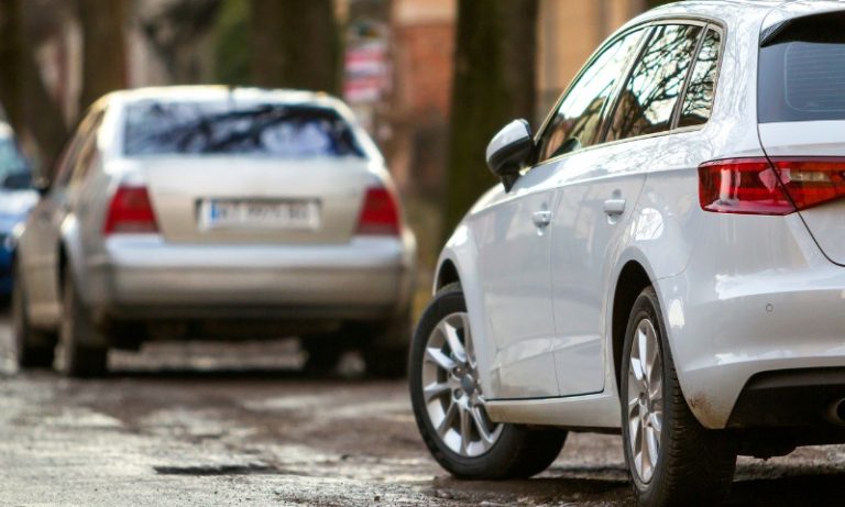 Avô tenta estacionar carro e atropela neta, companheira e garçom em bar