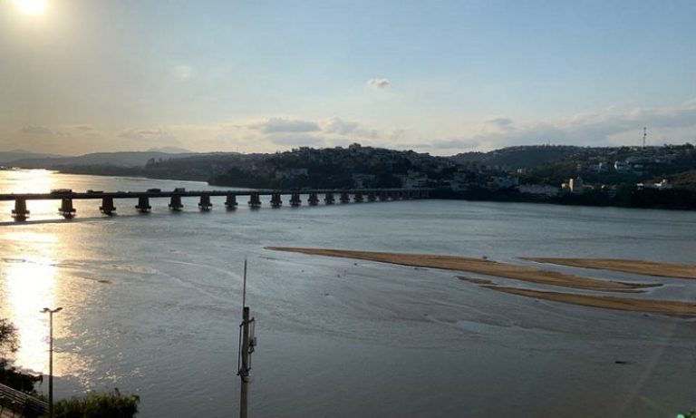 Bancos de areia mudam cenário do Rio Doce
