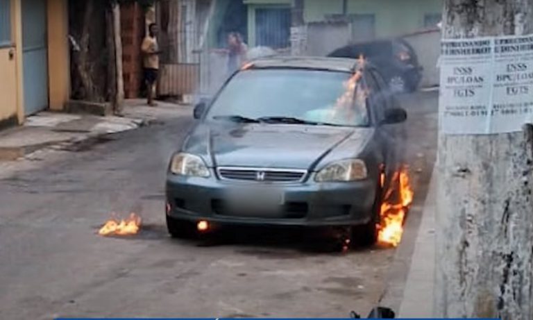 Bandidos incendeiam carro de PM aposentado em Vitória