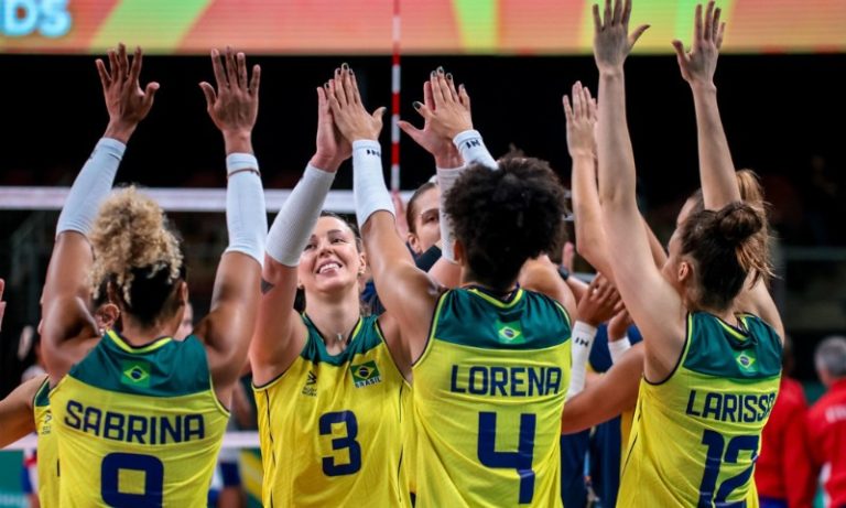 Brasil passeia sobre Cuba e estreia no vôlei feminino com vitória