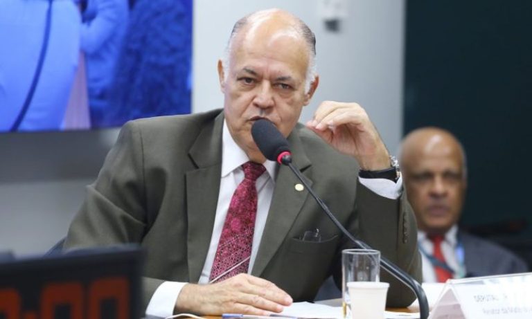 Câmara dos Deputados retrocede e aprova projeto contra casamento homossexual
