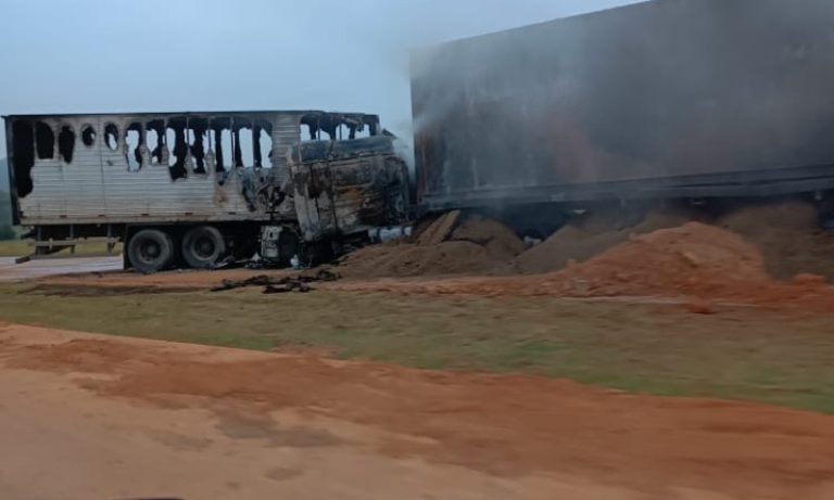 Caminhão pega fogo após colidir com outro veículo na Serra