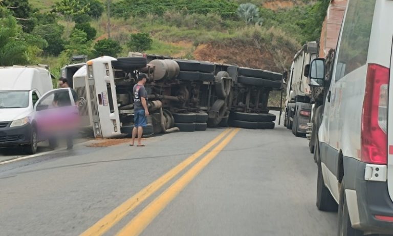 Carreta tomba e interdita BR-101 no ES