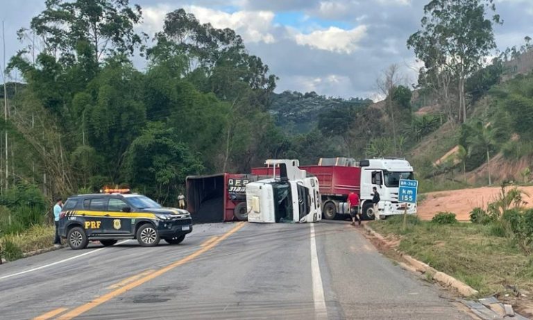 Carreta tomba e interdita BR-262 no ES
