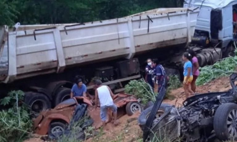 Casal morre em acidente com carreta e dois carros de passeio em rodovia do ES