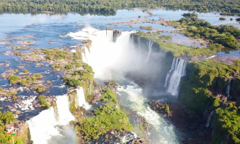 Cataratas do Iguaçu têm aumento de vazão e passarela é fechada