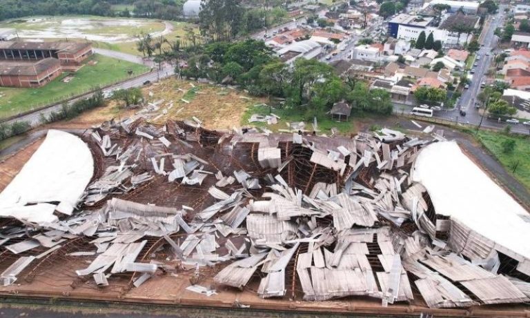 Chuva provoca estragos e deixa bebê ferido em Santa Catarina