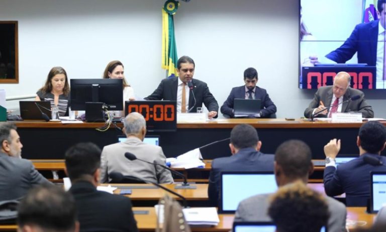 Comissão da Câmara dos Deputados aprova projeto para proibir casamento gay