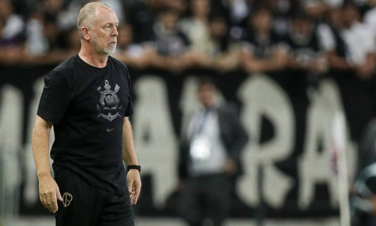 Corinthians empata com Flamengo no retorno de Mano Menezes a Itaquera
