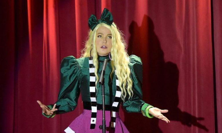 Dizem que estou velha e reparam no meu corpo, afirma Xuxa, que fez 60 anos