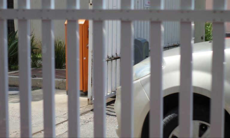 Empresária morre após portão eletrônico de casa cair sobre ela em Goiás