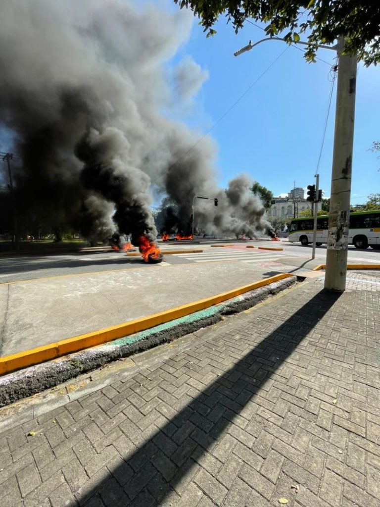 Entregadores por aplicativo protestam e bloqueiam ruas do Centro do Recife