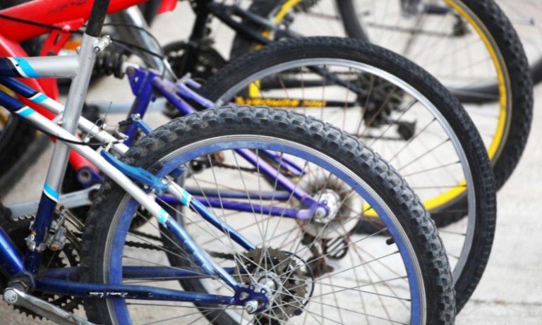 Escola de Muqui realiza ação social com passeio ciclístico e serviços de saúde