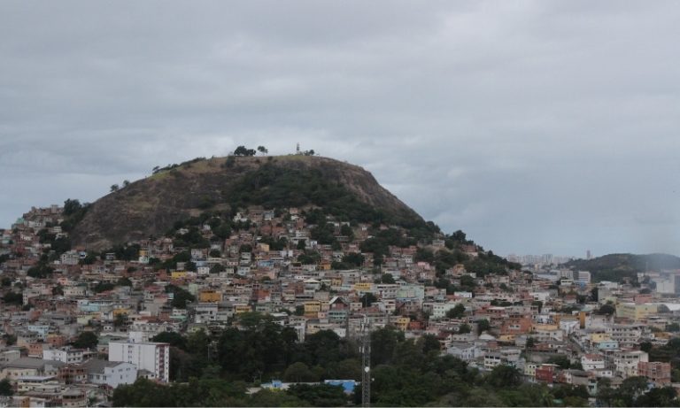 Facções em guerra disputam liderança do tráfico nos morros