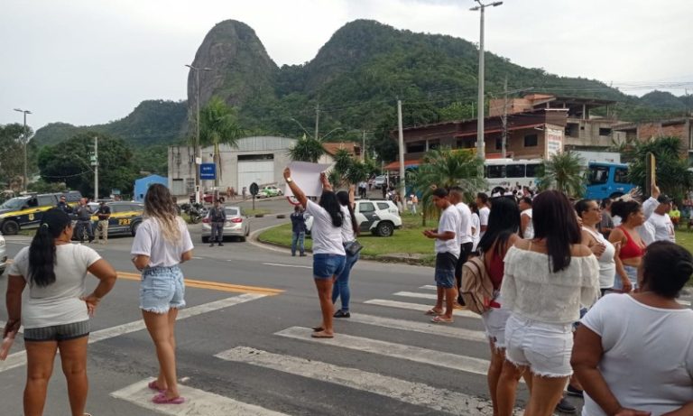 Familiares de jovem morta por não abaixar vidro de carro fazem protesto na BR-101