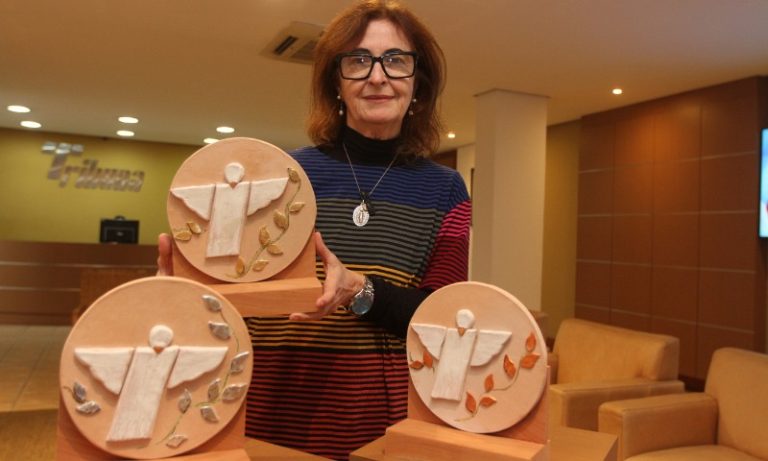 Festa para a entrega dos prêmios de artesanato!