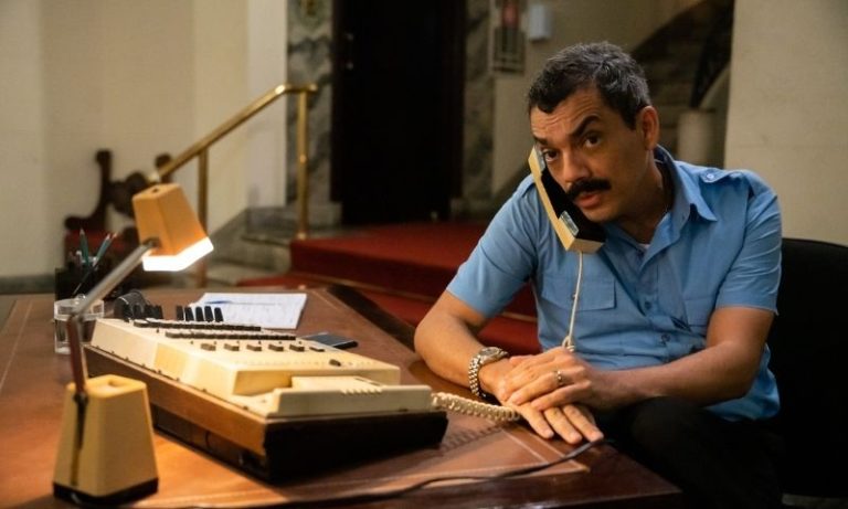 Filme sobre confusões de um porteiro atrapalhado