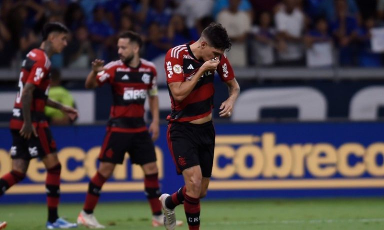 Flamengo liquida Cruzeiro em 5 minutos e dá cartão de visitas em estreia de Tite