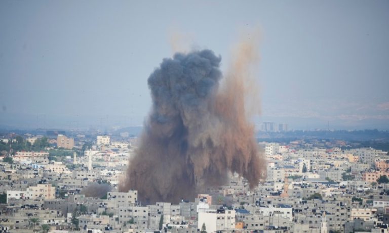 Foguete atinge condomínio em Tel Aviv e deixa feridos, Hamas assume ataque