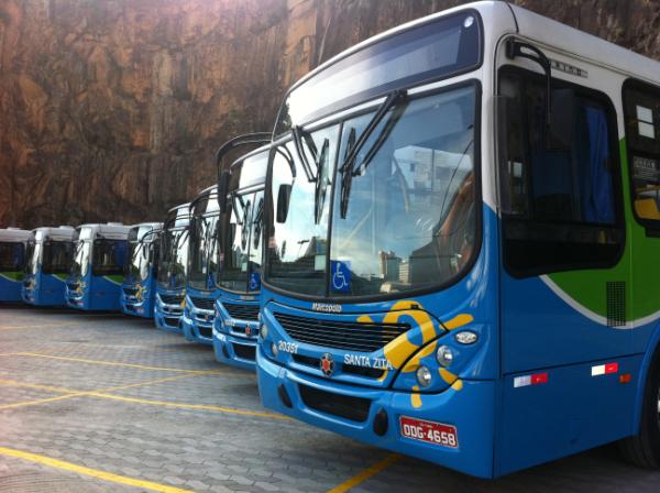 Gangue invade ônibus do Transcol, ameaça e rouba passageiros em Vitória