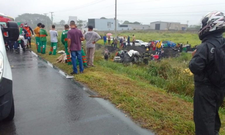 Grávida fica presa às ferragens em acidente entre carro e ônibus na BR-101 no ES