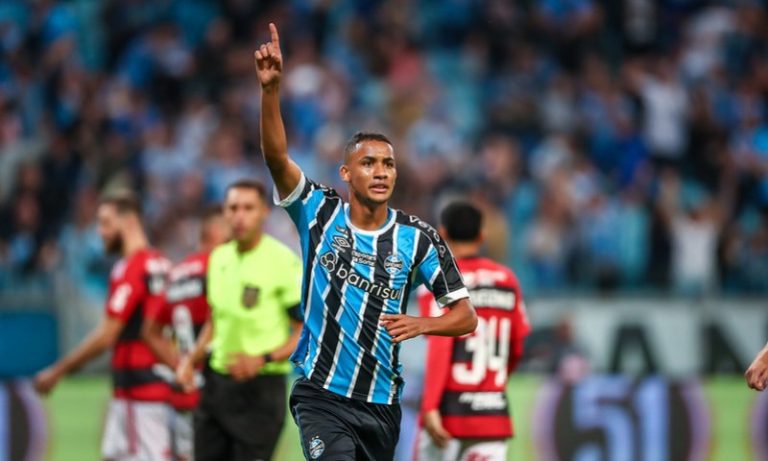 Grêmio vira em 5 minutos, e Flamengo sofre primeira derrota com Tite