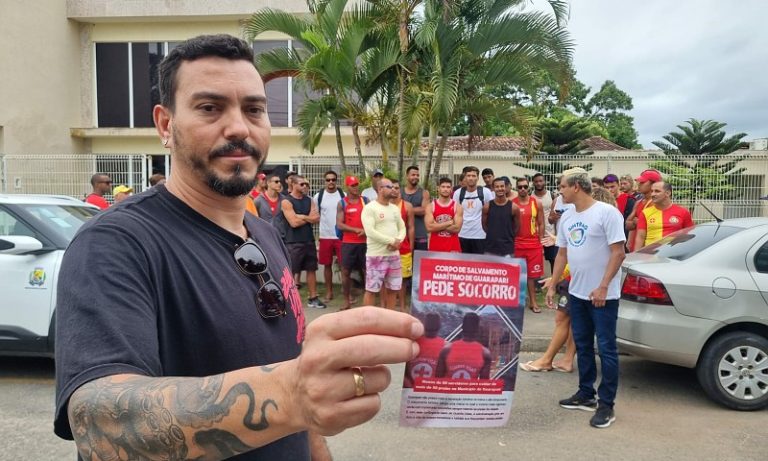 Guarda-vidas fazem protesto em Guarapari