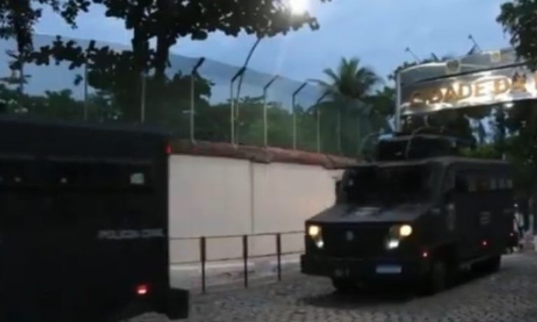 Helicópteros da polícia são atingidos por tiros durante operação no RJ