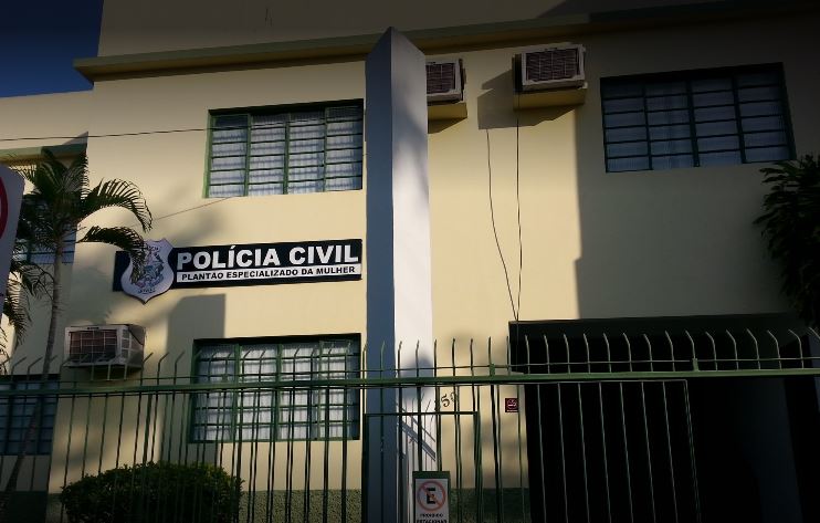 Homem agride mulher com bebê no colo e depois é solto
