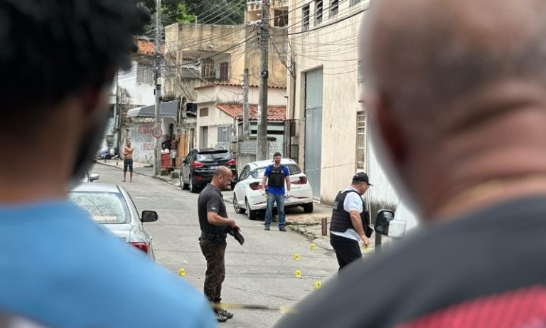 Homem é morto por criminosos no meio da rua em Vitória