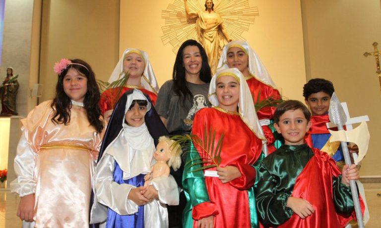 Igreja faz festa com crianças vestidas de santo para não celebrar o Halloween