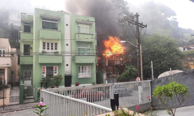 Incêndio em terreno de antigo restaurante assusta moradores no centro de Vitória