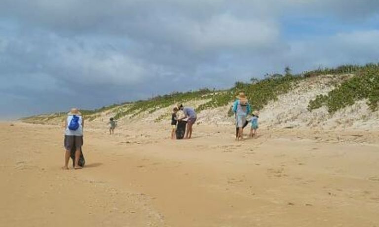 Itaúnas faz mutirão de limpeza na praia