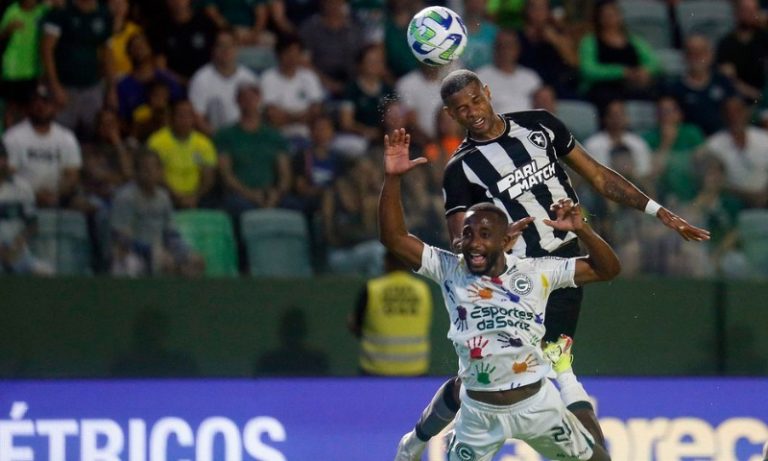 Líder Botafogo tenta retomar caminho das vitórias no Brasileiro contra o Goiás