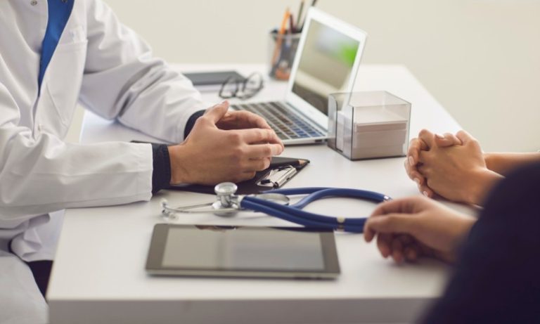 Médico é agredido a marteladas por marido de paciente em unidade no PR
