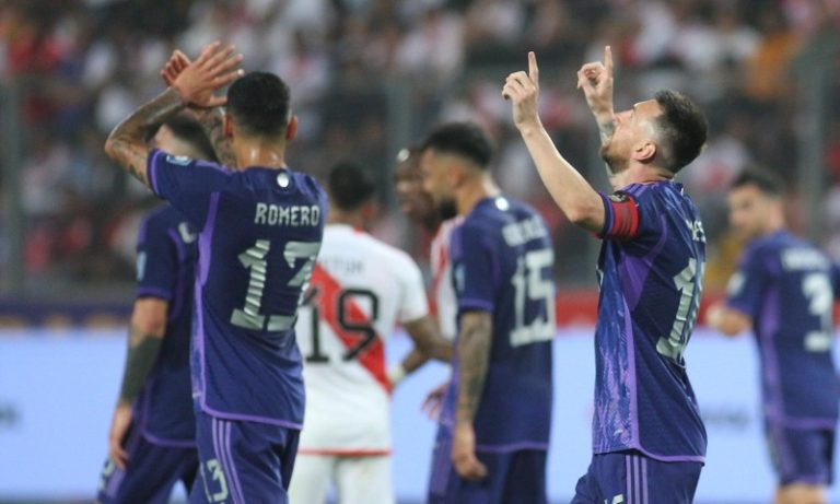 Messi faz golaços, Argentina vence seleção peruana e mantém 100% de aproveitamento
