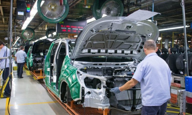 Metalúrgicos da GM de São José dos Campos aprovam greve após demissões