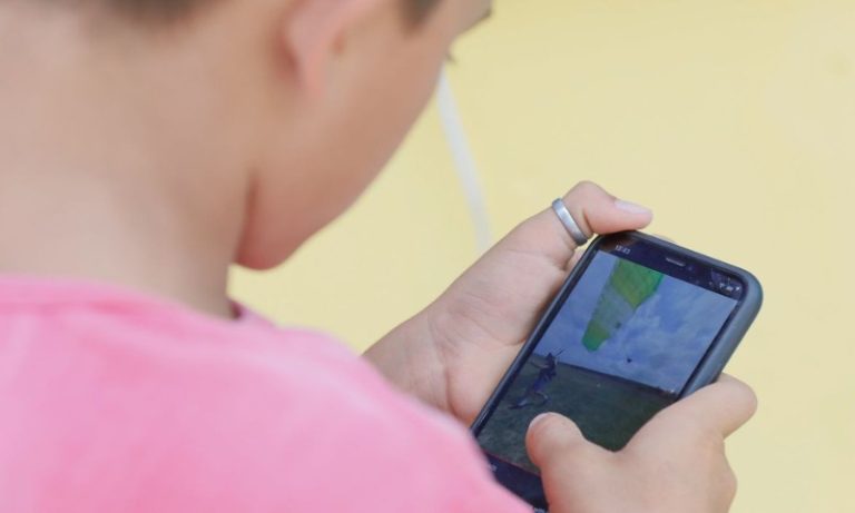 Ministério da Saúde abre consulta pública sobre efeitos do uso de telas por jovens