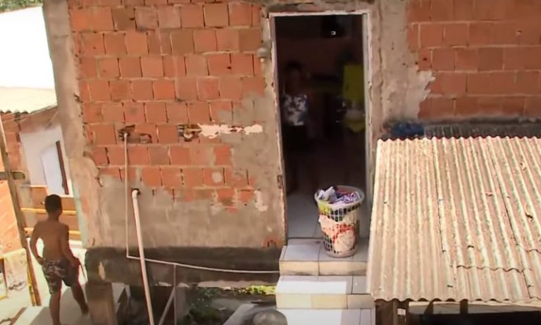 Moradores de Vitória reclamam que estão sem água há quase uma semana