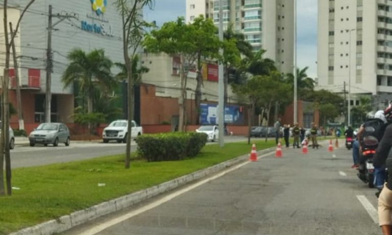 Motociclista foge após atropelar mulher em Vitória