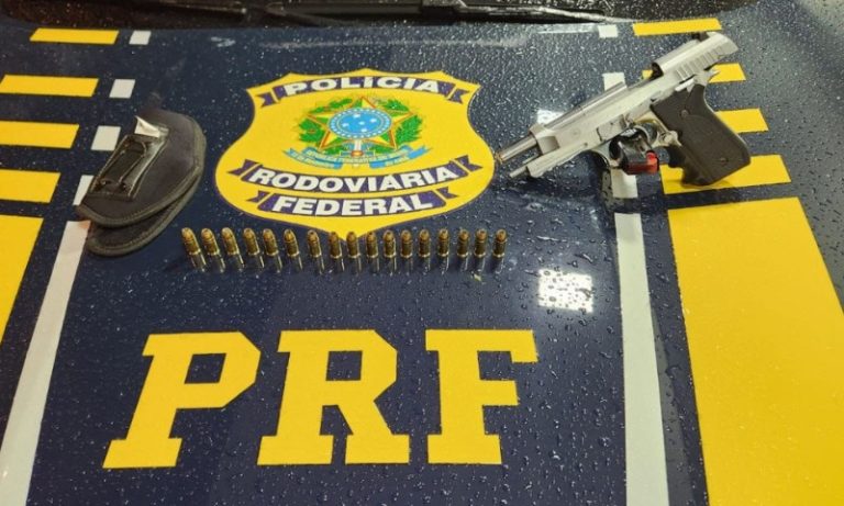 Motorista é preso ao tentar esconder arma embaixo de banco de carro no ES
